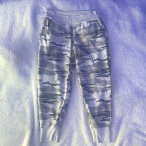 Medium h&m camo joggers (there is no jog string)